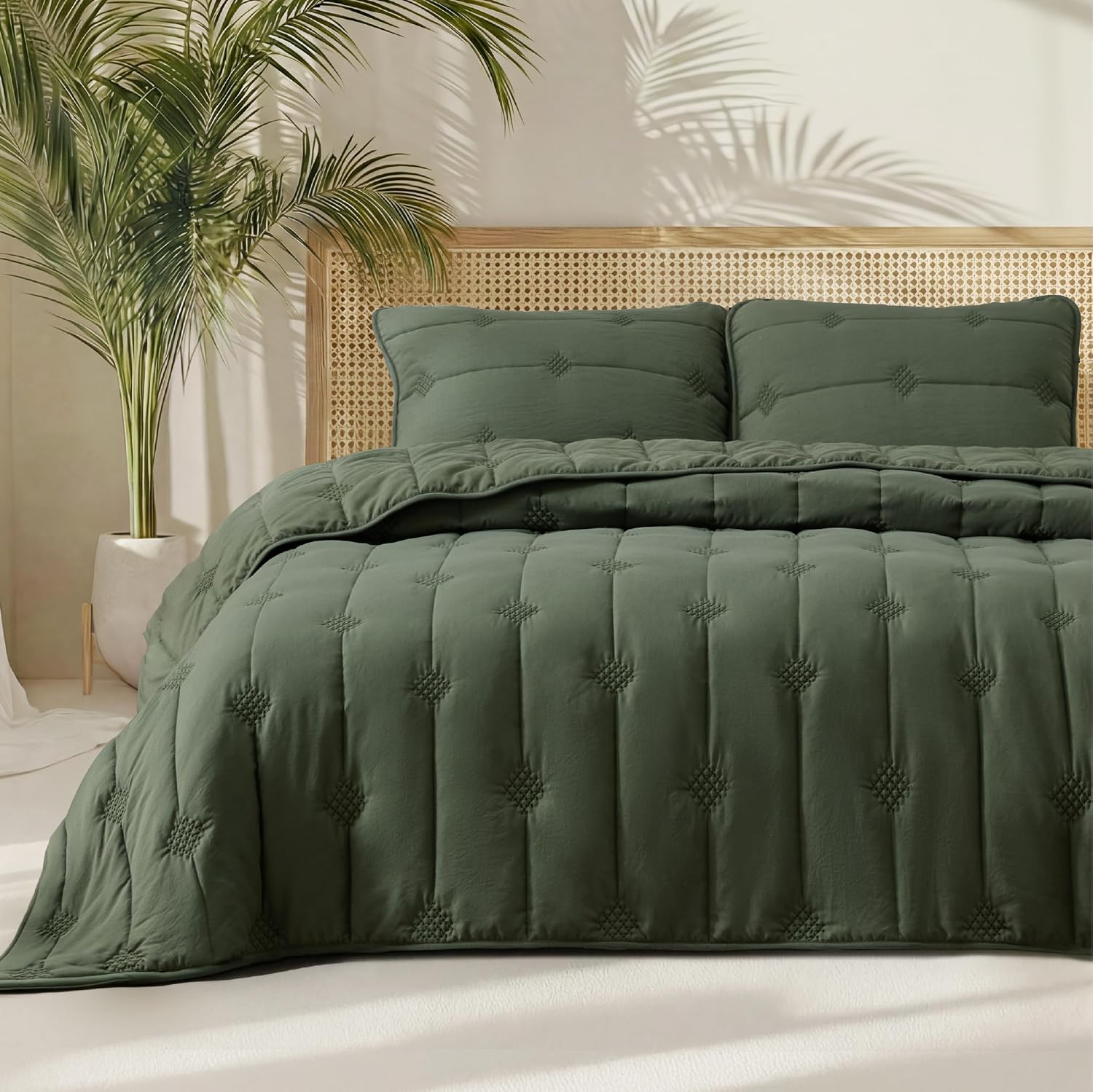 Amazon.com: Bedsure Queen Quilt - Prewashed Extra Soft Cotton-Like Polyester Quilts Queen Size, Lightweight Comforter, Includes 1 Quilt 90x96 Inches with 2 Shams, Machine Washable, Dark Green : Home & Kitchen